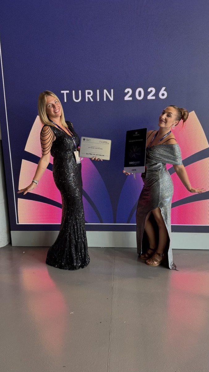 Alicia avec son trophée Ultra Platinum, à Turin en 2026